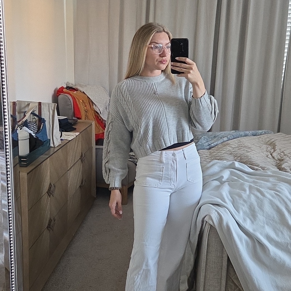 initial NWT Pullover Cropped, Light Grey - Picture 3 of 13
